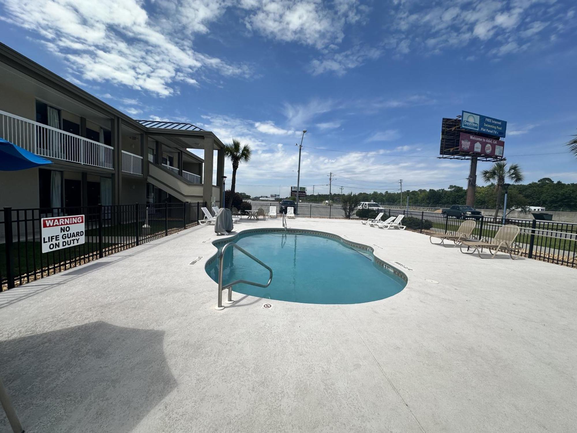 Days Inn By Wyndham Adel I-75 Экстерьер фото